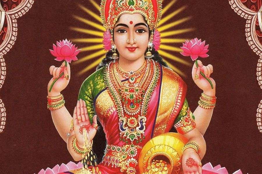 কোজাগরী পূর্ণিমার রাতে মা লক্ষ্মীকে সাদরে বরণ করে ঘরে আনা হয়। ঘরে ঘরে তাঁর আবাহনে আঁকা হয় মায়ের পায়ের ছাপ, আয়োজন হয় হরেক রকম ভোগ-প্রসাদের। কিন্তু জানেন কি, মা লক্ষ্মীর ভোগে কোন কোন খাবার অবশ্যই রাখা উচিত?