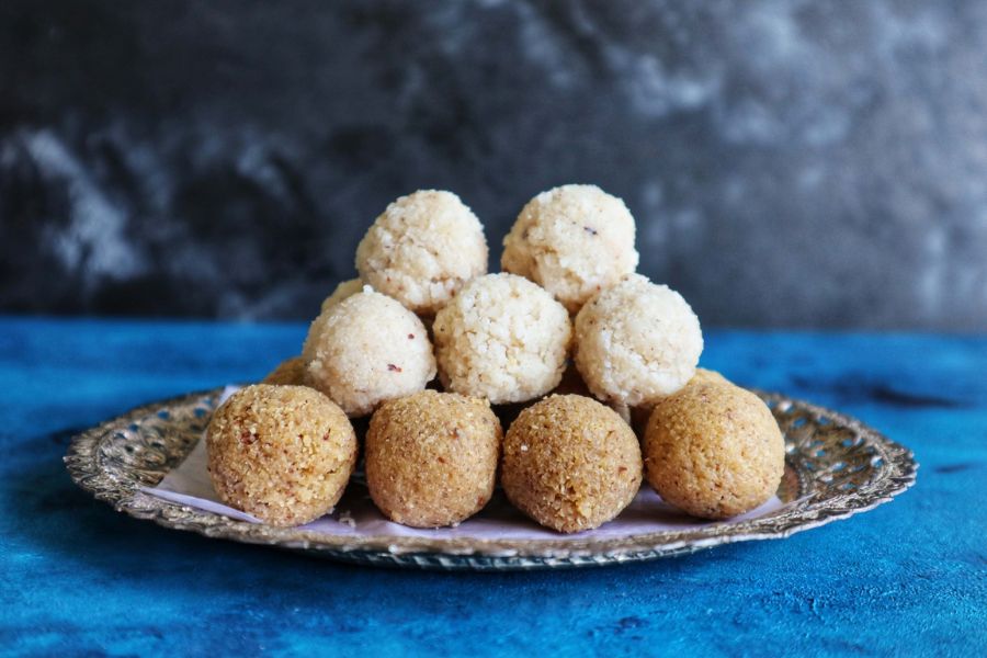 মায়ের ভোগে অবশ্যই রাখুন নাড়ু। নারকেল নাড়ু থেকে তিলের নাড়ু থাকা আবশ্যিক। 