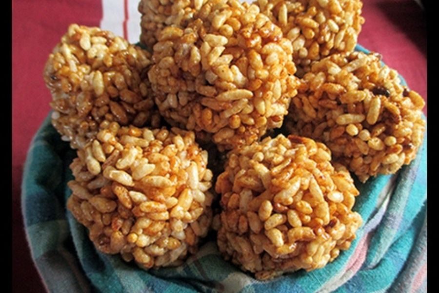 খই এবং গুড় দিয়ে বানানো খইয়ের মোয়া রাখুন ভোগে। 