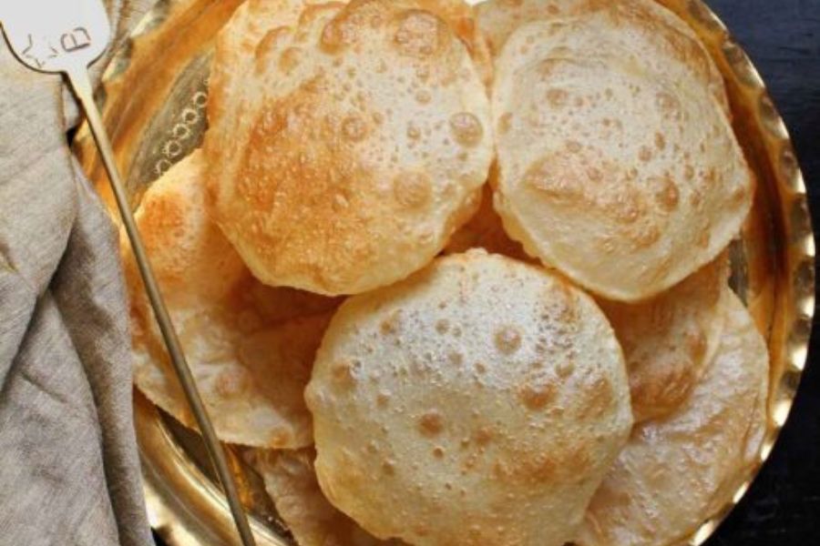 বাঙালি এবং লুচি একে অপরের পরিপূরক। মা লক্ষ্মীর ভোগেও কিন্তু লুচি থাকা চাই-ই চাই! 