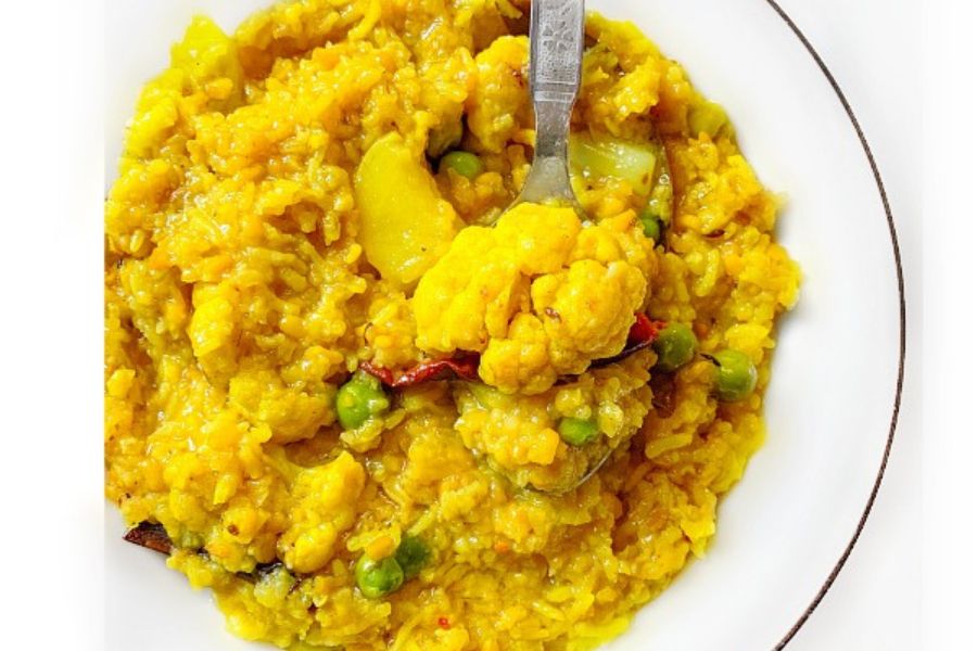 বাঙালির যে কোনও পুজোতেই ভোগ হিসাবে খিচুড়ি রাঁধা হয়। লক্ষ্মীপুজোতেও তার অন্যথা হবে না।  