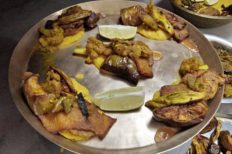 খিচুড়ি ভোগে বেগুন ভাজা থেকে পটল ভাজা, পাঁচ রকম ভাজাও থাকা চাই। 