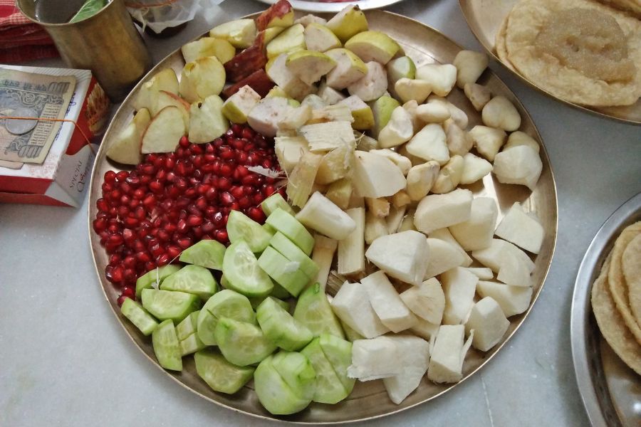 শশা, কলা, নারকেল, আঙুর, শাঁকালুর মতো বিভিন্ন ফল সহযোগে মায়ের ভোগ নিবেদন করতে হয়। এই প্রতিবেদনটি ‘আনন্দ উৎসব’ ফিচারের একটি অংশ।