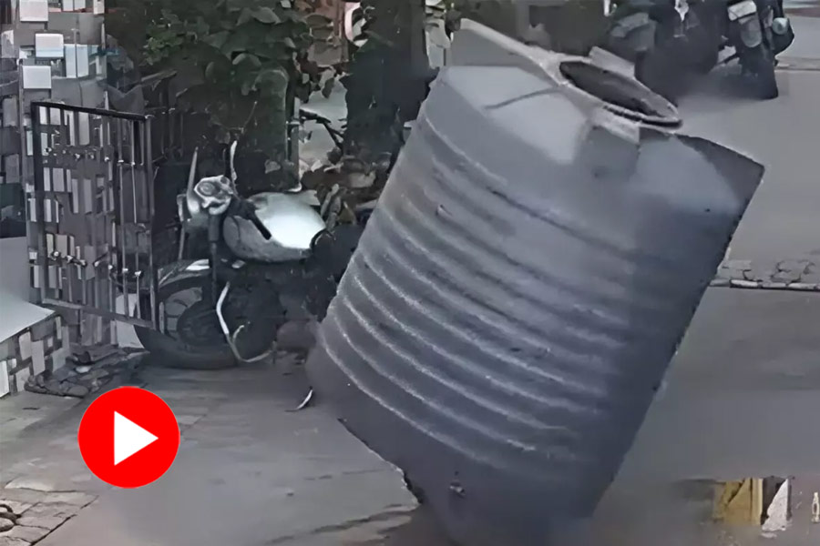 Video of water tank falls on woman, she keeps eating