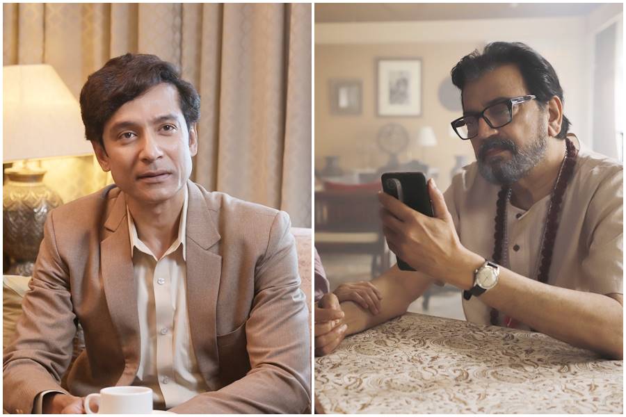 (বাঁ দিকে) টোটা রায়চৌধুরী এবং চিরঞ্জিৎ চক্রবর্তী।