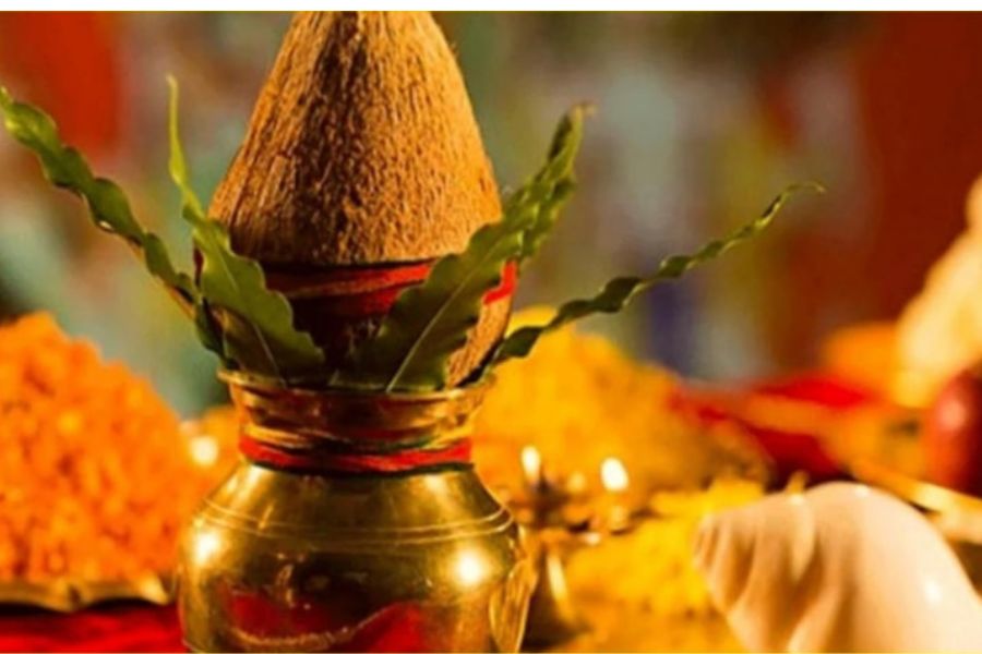 সনাতন ধর্ম মতে, যে কোনও শুভ কাজ করার আগে কলশ স্থাপন করা হয় যার মধ্যে নারকেল থাকে। 
