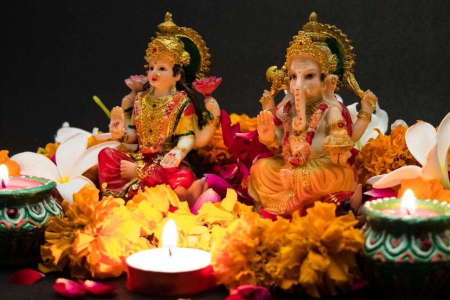 পণ্ডিতদের মতে, লক্ষ্মীপুজোর দিন সকালে ঘুম থেকে উঠে স্নান করে শুদ্ধ হয়ে পুজোয় বসতে হবে। 