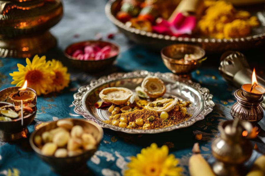 দেবী লক্ষ্মীর পুজোয় নারকেল, পদ্ম, দই ও মিষ্টি নিবেদন করতে হবে। 