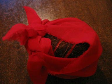 এরপর সেই নারকেলটিকে একটি লাল কাপড়ে মুড়িয়ে এমন জায়গায় রাখতে হবে যাতে কেউ দেখতে না পায়। 