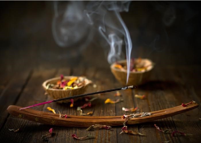 অনেক সময় বাড়িতে উপস্থিত নেতিবাচক শক্তির কারণে পরিবারে অশান্তি দেখা যায়। 