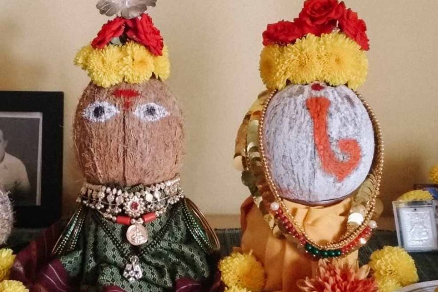 সে ক্ষেত্রে, ওই পুজোর নারকেলটি বাড়ির প্রতিটি কোণে নিয়ে যেতে হবে। 