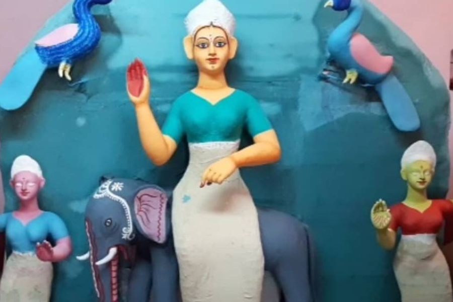 দেবী এখানে পেঁচার বদলে গজে অধিষ্ঠিতা।