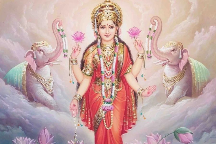 তাই গজরাজ অর্থাৎ হাতি এবং মা লক্ষ্মীকে সন্তুষ্ট করতে লক্ষ্মীপুজোর দিন এখানে দু’জনকেই পুজো করা হয়। 