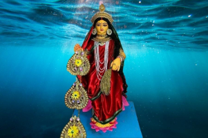 দুর্বাসা অভিশাপ দেন, স্বর্গ এবার লক্ষ্ণীহীন হয়ে পড়ুক। ফলস্বরূপ, মা লক্ষ্মীর স্থান হয় সমুদ্রগর্ভে আর স্বর্গ হারায় তার জৌলুস।