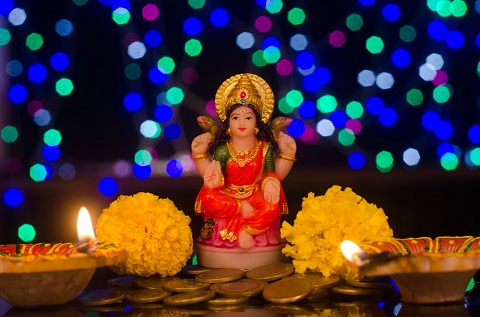 এই উৎসবের পরদিন, দীপাবলি বা নরক চতুর্দশী পালিত হয়। শাস্ত্র অনুসারে, ধন্বন্তরীর আরাধনা করলে স্বাস্থ্য ভাল থাকে।