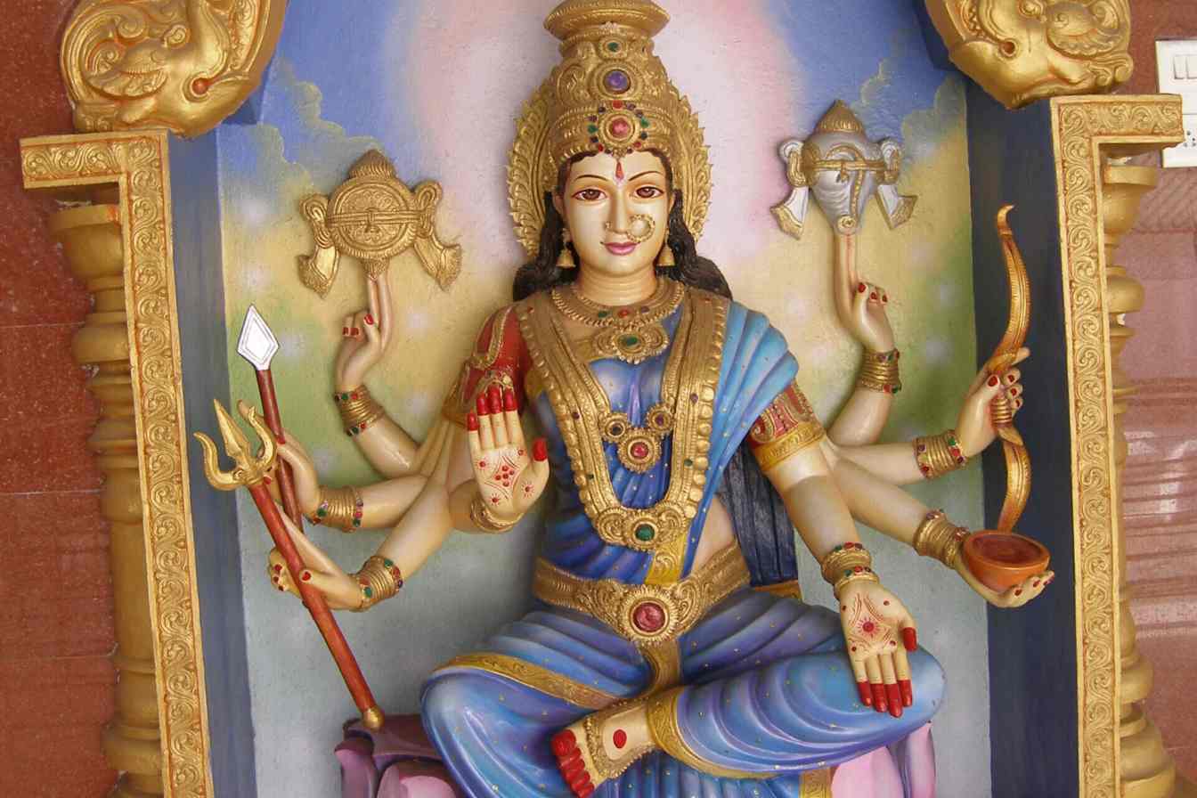 বীরলক্ষ্মী: বীরলক্ষ্মী হলেন লক্ষ্মীদেবীর এক শক্তিশালী রূপ, যিনি সাহস, শক্তি ও বীরত্বের প্রতীক। অকালমৃত্যুর হাত থেকে বাঁচতে বীর লক্ষ্মীর পুজো করা হয়। তা ছাড়া, মনে সাহসের জন্ম দিতেও এই লক্ষ্মীর পুজো করা হয়ে থাকে। 