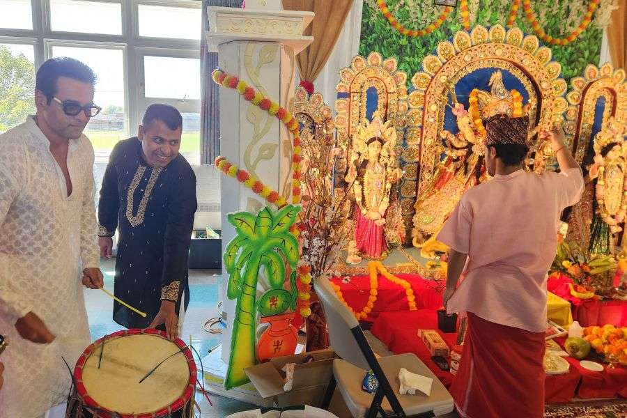 ঢাক বাজাচ্ছেন বলিউড তারকা রোহিত রায়