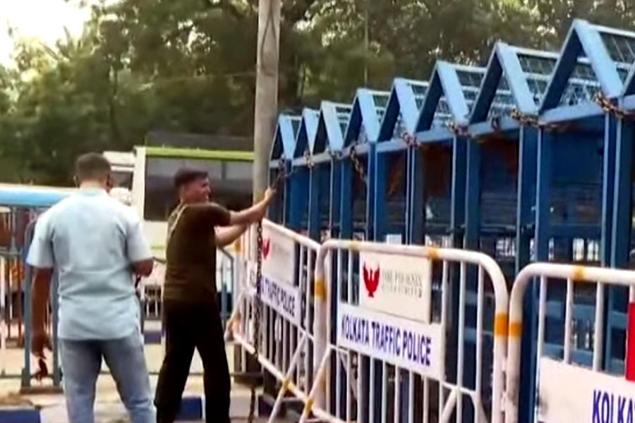 মঙ্গলবার কার্নিভালের আগে কড়া পুলিশি নিরাপত্তা। রানি রাসমণি রোডে এক মানুষ সমান উঁচু ব্যারিকেড বসাচ্ছে কলকাতা পুলিশ।