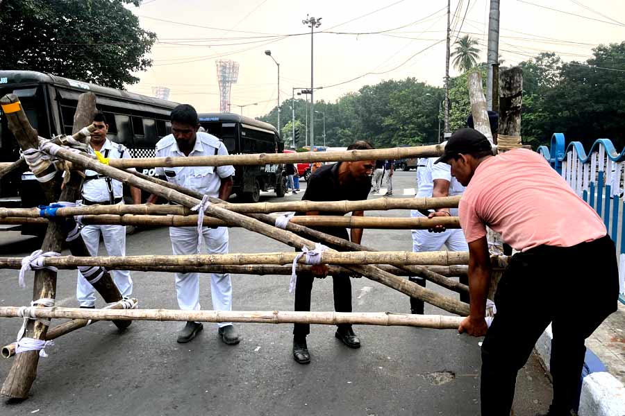 রাস্তাজুড়ে বাঁশের ব্যারিকেড।