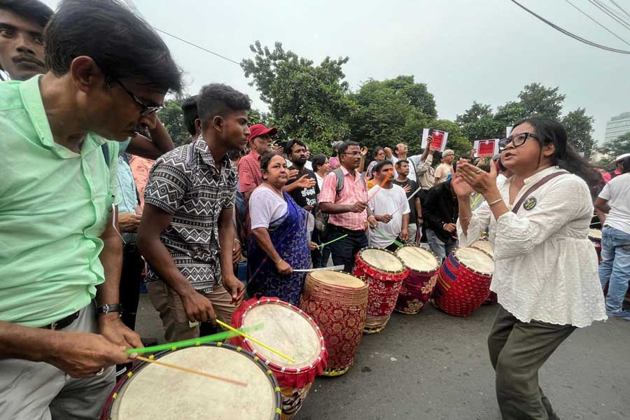 ঢাকের তালে স্লোগান।