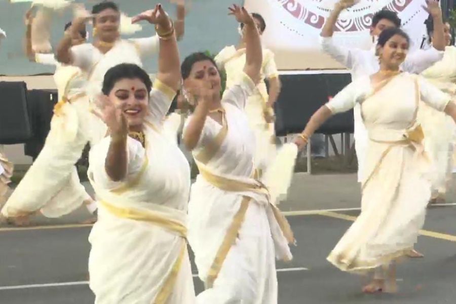 কার্নিভালে নৃত্য পরিবেশনা।