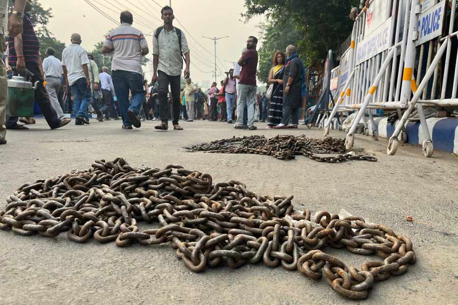 রাস্তায় পড়ে রয়েছে শিকল।