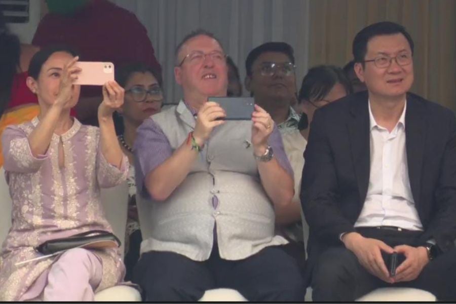 কার্নিভালে বিদেশি অতিথিরা।