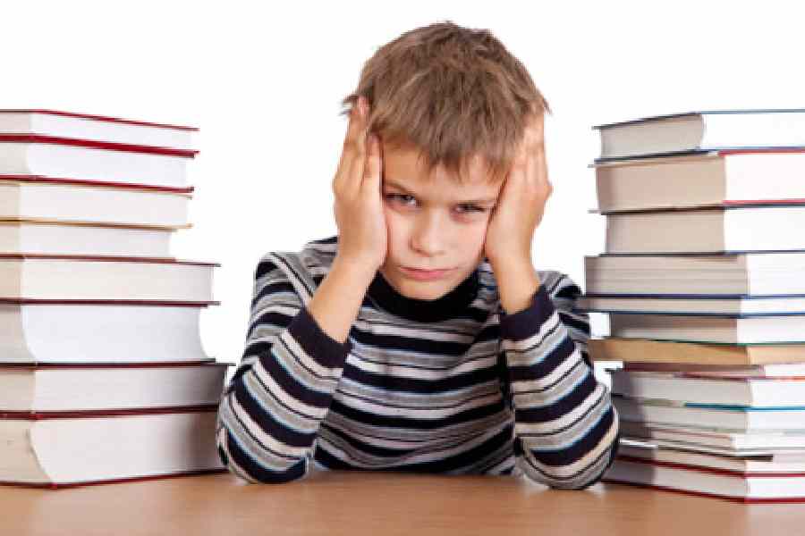 শেখার জন্য উপযুক্ত পরিবেশ তৈরি করা: কোনও কিছু শেখার জন্য একটি উপযুক্ত এবং সঠিক পরিবেশ খুবই প্রয়োজনীয়। আপনার সন্তানেরও সেটাই প্রয়োজন। তার জন্য আলাদা একটি ঘর বা ঘরের কোণা নির্দিষ্ট করুন। যেখানে আপনার সন্তান নিশ্চিন্তে পড়তে পারবে কোনও বিভ্রান্তি ছাড়াই। 