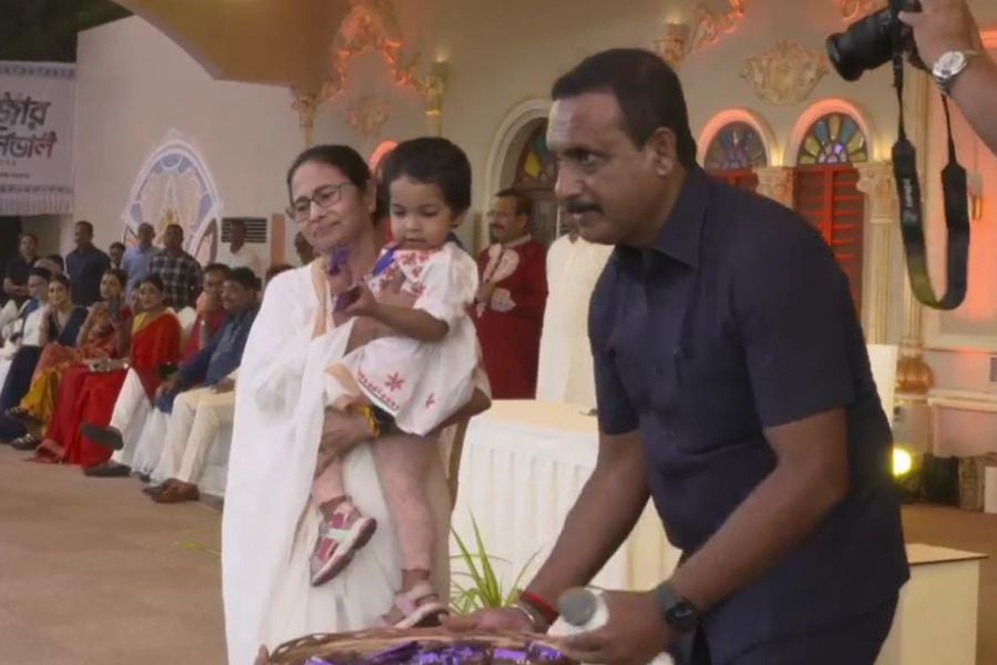 স্নেহের পরশ: কার্নিভালে মুখ্যমন্ত্রী।