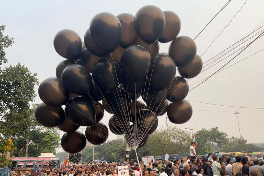 কালো বেলুন উড়িয়ে অভিনব প্রতিবাদ।