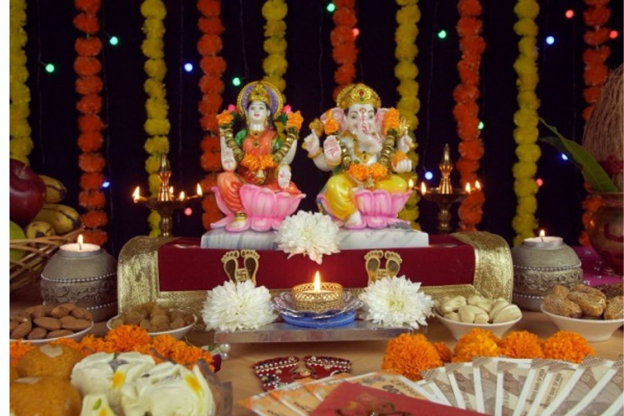 কোজাগরী লক্ষ্মীপুজো- কথিত আছে, দেবী লক্ষ্মী রাতে মর্ত্যে নেমে গৃহস্থ বাঙালির ঘরে ঘরে গিয়ে জিজ্ঞাসা করেন, ‘কে জেগে আছ?’ তাই রাত জেগে লক্ষীর আরাধনা করাই এই পুজোর বিশেষ আচার।