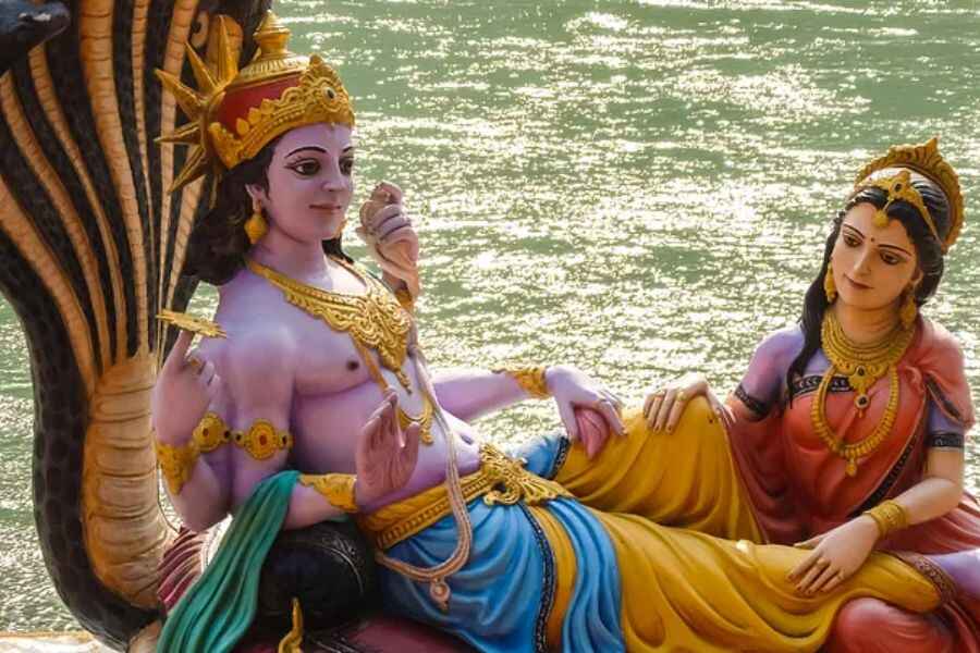 লক্ষ্মী প্রবেশ করলেন পাতালে। এরপর সমুদ্রমন্থনের পর রত্নাকর থেকে উত্থিত হলেন যিনি, তাঁর নাম শ্রী। তিনি লক্ষ্মী নন। শ্রী ও লক্ষ্মী দুই পৃথক দেবী ছিলেন। কিন্তু তাঁরা পরে মিলেমিশে একাকার হয়ে গিয়েছেন।