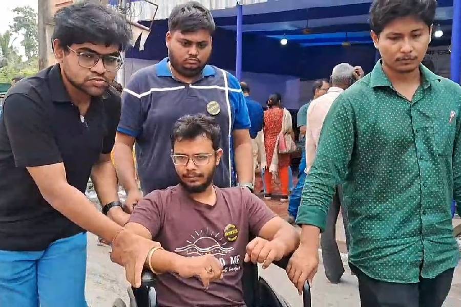 Junior Doctor Soubhik Banerjee who was in Hunger strike has been hospitalized dgtld