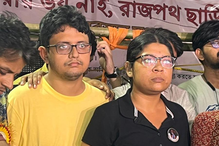 (হলুদ জামা পরিহিত) স্পন্দন চৌধুরী এবং রুমেলিকা কুমার (কালো জামা পরিহিত)।