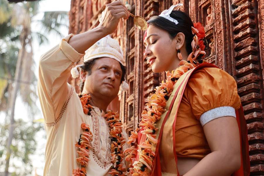 ‘বহুরূপী’ ছবিতে শিবপ্রসাদ মুখোপাধ্যায়, কৌশানী মুখোপাধ্যায়।