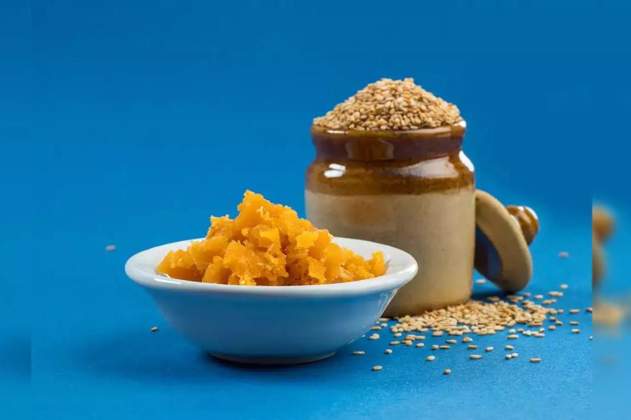 তিল ও গুড়ের মিশেলে বানানো এই নাড়ু যেমন সুস্বাদু, ঠিক তেমনই কিন্তু এর স্বাস্থ্যগুণও অনেক।  