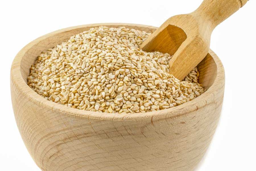 তিল কোলেস্টেরলের মাত্রা নিয়ন্ত্রণে রাখতে সাহায্য করে। 