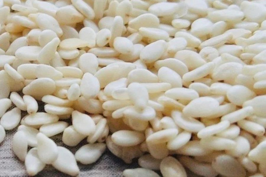 লক্ষ্মীপুজোর তিলের নাড়ু সাদা তিল দিয়ে তৈরি হয়। এই সাদা তিলে ট্রাইপ্টোফ্যান থাকে, যা ত্বক ও চুল ভাল রাখে। 