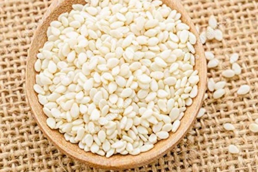 তিলের মধ্যে থাকে ভিটামিন ই, যা অকাল বার্ধক্য দূরে রাখে। 