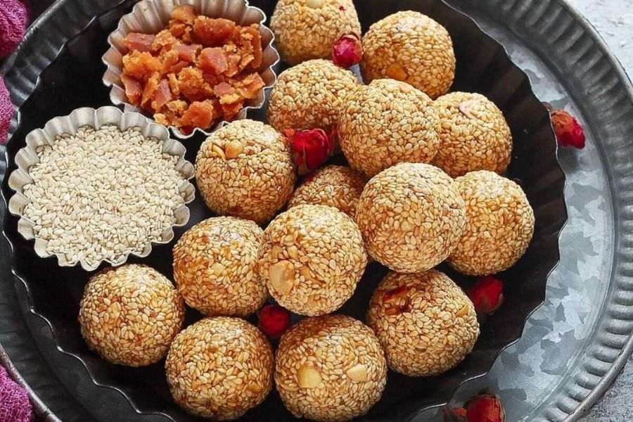 গুড় এবং তিল একসঙ্গে শরীরে প্রোটিন জোগায়। 