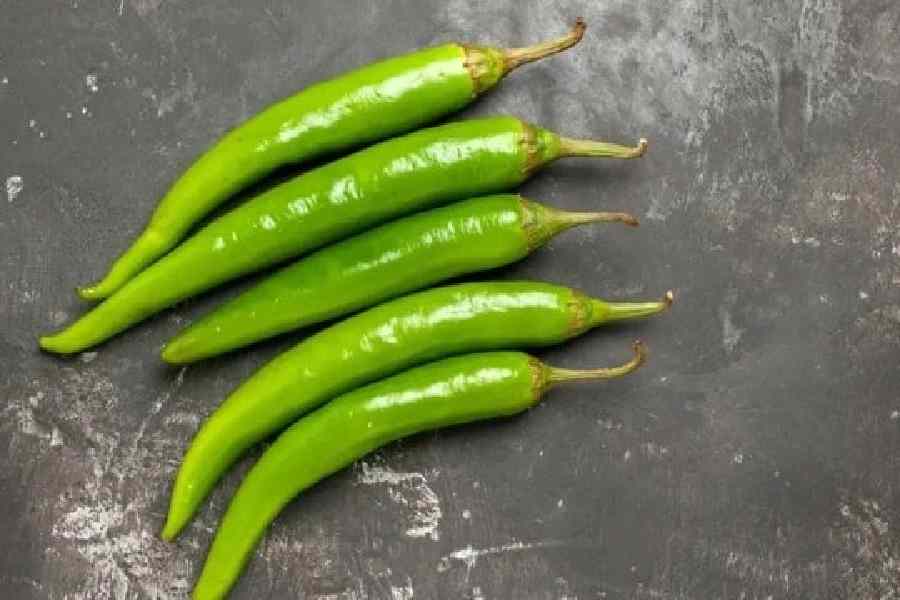 শেফ আশিস সিংয়ের পরামর্শ– কেউ ঝাল খেতে পছন্দ না করলে বীজ বাদ দিয়ে লঙ্কা ব্যবহার করতে পারেন রান্নায়। তাঁর কথায়, “ব্যবহারের আগে লঙ্কাটিকে একটু ঘষে নিন। যাতে বীজগুলি ছড়িয়ে পড়ে। এই টোটকায় ঝাল ভাব সমান ভাবে চার দিকে ছড়িয়ে পড়তে পারবে।’’