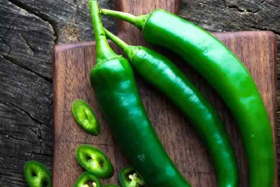 কোটাক জানান, বীজ সরিয়ে দিলে ঝালের পরিমাণ ৫০ শতাংশ কমে আসে। শেফ এবং লেখকের কথায়, ‘‘আমি সুপারিশ করব, ডাঁটি ছাড়িয়ে সবুজ লঙ্কা খাবেন না। বরং সবুজ লঙ্কাগুলিকে লম্বালম্বিভাবে চিরে নিন। ভিতর থেকে বীজগুলি বার করে নিন। তার পর সেগুলিকে ভাজুন। এতে অপকারিতার পরিমাণ কমে যাবে।’’