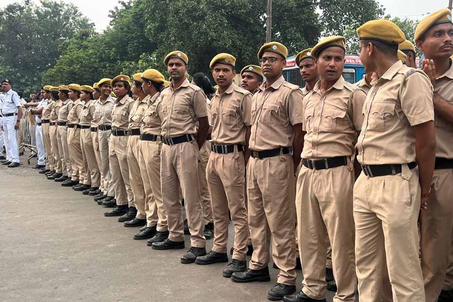 কার্নিভালের মিছিল রুখতে রাস্তা জুড়ে দাঁড়িয়ে পুলিশ।