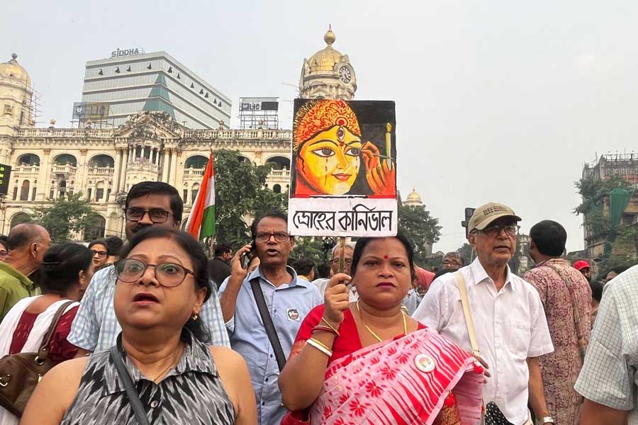 একের পর এক মিছিল রানি রাসমণি অ্যাভিনিউয়ে।