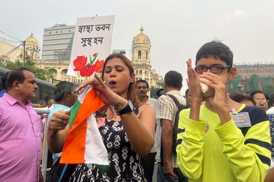 উপচে পড়া ভিড় রানি রাসমণি অ্যাভিনিউয়ে।