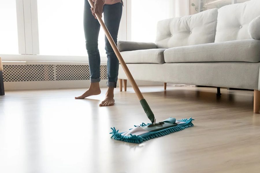 বাড়িঘর পরিষ্কার, পরিচ্ছন্ন রাখুন। মনে করা হয়, মা লক্ষ্মী শুধুমাত্র পরিষ্কার ঘরেই আসেন। 