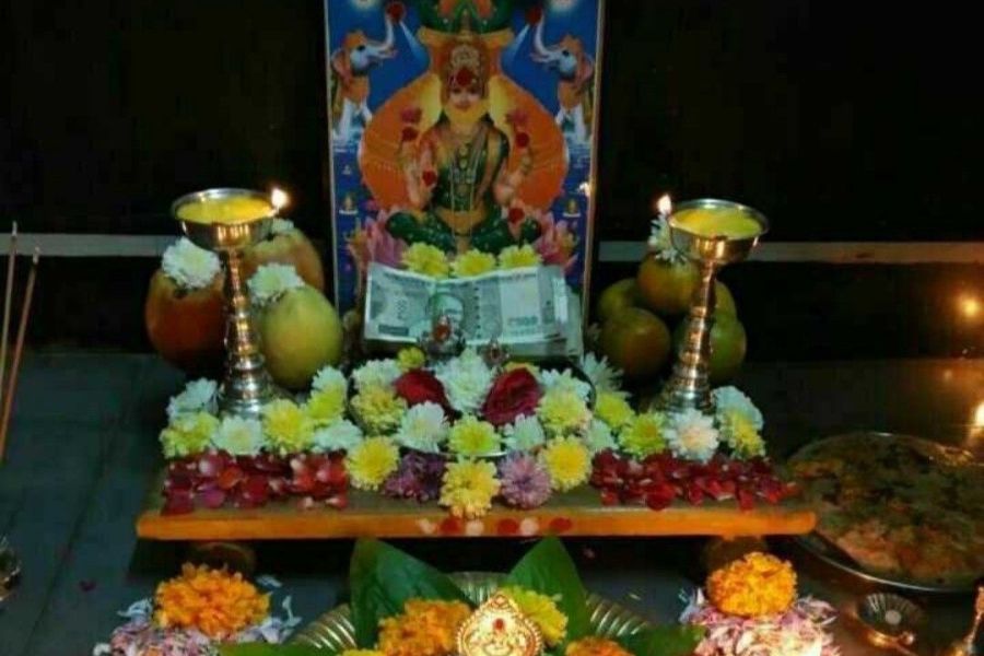 অনেকেই এই পুজোর দিনে নির্জলা উপোস করেন। অর্থাৎ, জলও পান করেন না। উপোস ভাঙেন পূর্ণিমার চাঁদ দেখার পরে। 