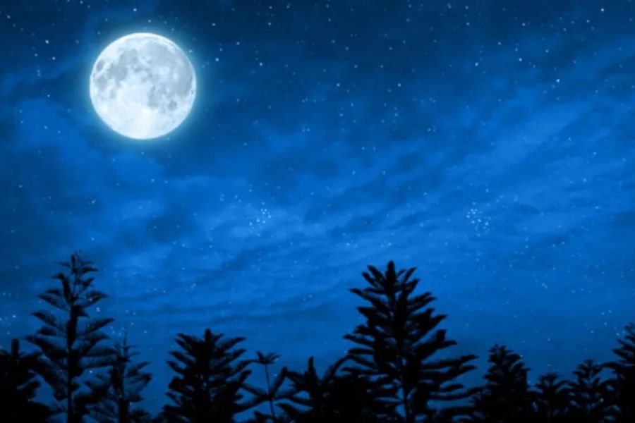 কোজাগরী পূর্ণিমার রাতে মা লক্ষ্মীকে পুজো করা হয়। কারণ হিন্দু ধর্মে মনে করা হয়, এই রাতে দেবী মর্ত্যভ্রমণে আসেন। 