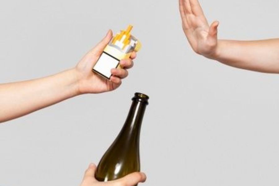 কোনও রকমের নেশার জিনিস খাওয়া থেকে নিজেকে বিরত রাখুন। 