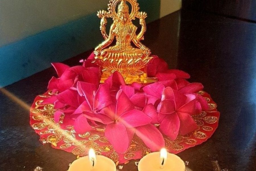 জেনে নেওয়া যাক এই দিন দেবীকে তুষ্ট রাখতে কী কী করবেন আর কোন কোন কাজ করলে রুষ্ট হবেন তিনি।  